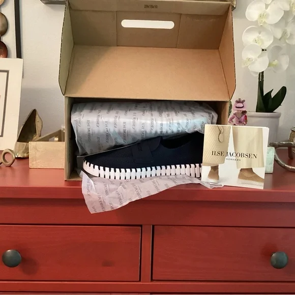 ILSE JACOBSEN - Picture 3 of 4